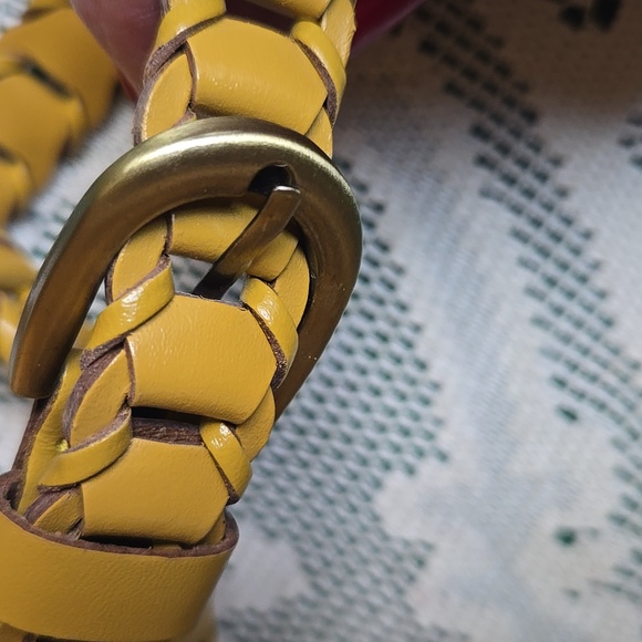 ♦️Belt In Yellow/Gold Color With Gold Tone Buckle One Size Fits Most FINAL PRICE - Picture 3 of 9